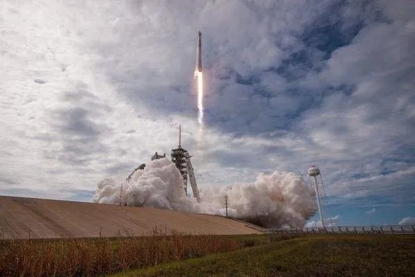 SpaceX载人“龙”飞船发射升空，这艘飞船发射的目的是为了什么？