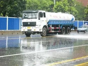 市政洒水路结冰，西安高架30余车连撞，你怎么看？