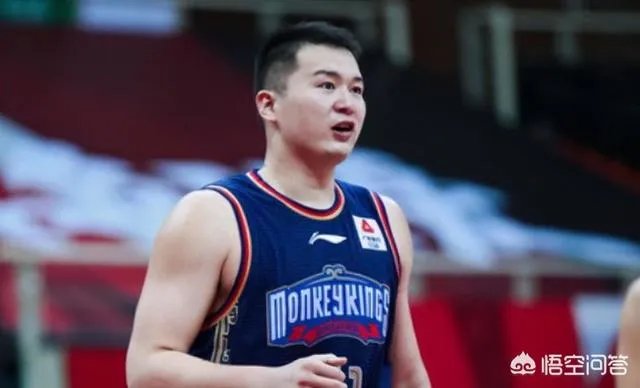 周琦单打万圣伟被吹走步，后者回头就是一次脚步教学，你怎么看？