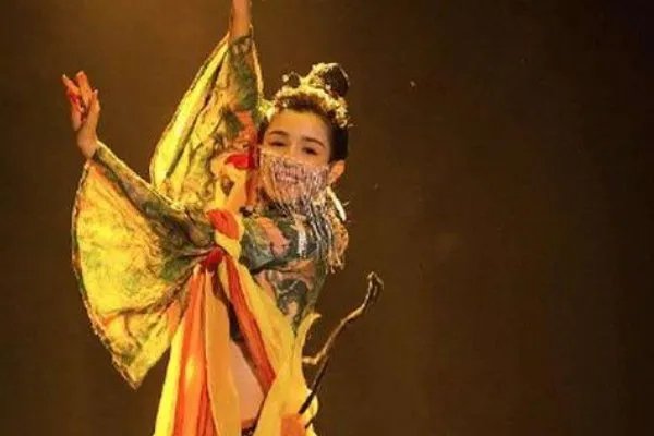 网爆哈妮克孜插足他人婚姻，这事是真的吗？