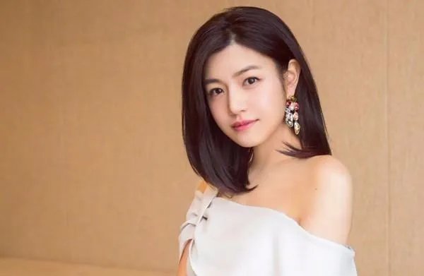 演员陈妍希是什么时候出道的，第一部作品是什么？