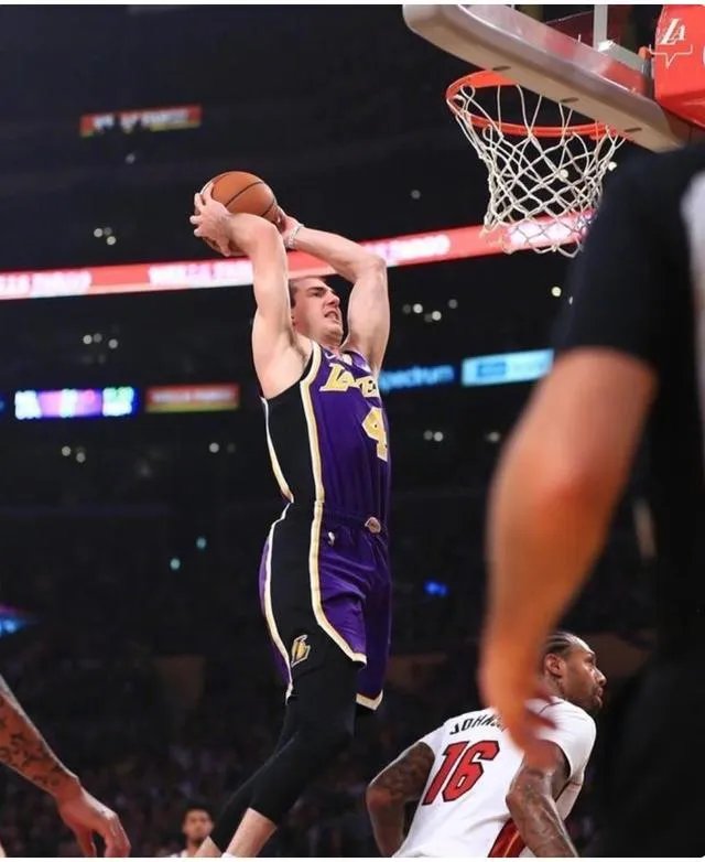 知道是我运气好还是湖人全场比赛都成了大囧集锦一个赛一个地搞笑