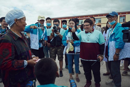 韩红为了慈善倾家荡产，她靠着什么坚持到现在的？