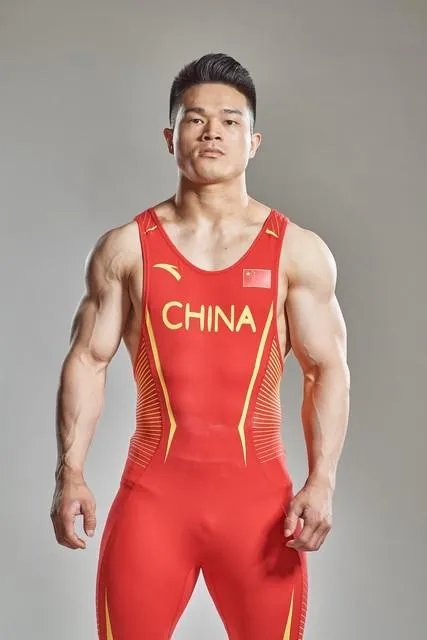 同是奥运冠军石智勇军神都是肌肉，李雯雯看不到肌肉线条为什么？