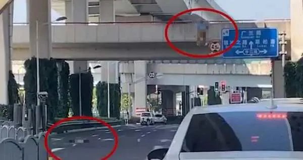 客车撞施工车致两死一伤，客车应该负责吗？