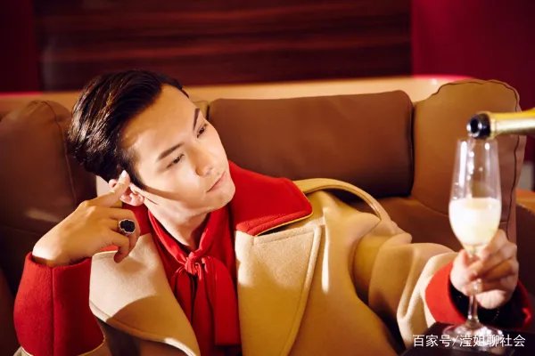 陈伟霆紧盯宋妍霏不放，周扬青看后满脸怒意，三个人之间是什么关系？