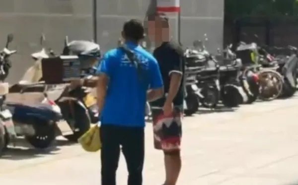 遛狗男子强迫外卖员道歉，警方：对其行政处罚！其行为是否涉嫌违法？