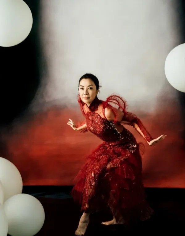 杨紫琼晒60岁生日照，76岁的未婚夫罕见现身庆生，他们还保持联系吗？