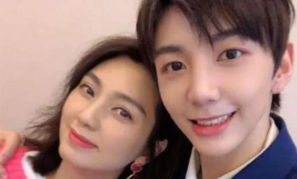 洪欣儿子继承妈妈颜值，是不是不负众望式的长大？