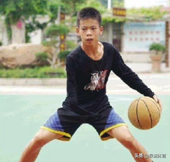 在受到库里的夸赞后,独臂励志篮球少年张家诚录制视频表示感谢,你怎么评价?