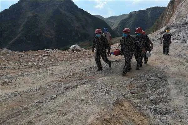 四川雅安一地坍塌有人员失联，遇到类似情况时应该如何自救？