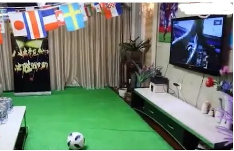 女子为谁打造看球的客厅？