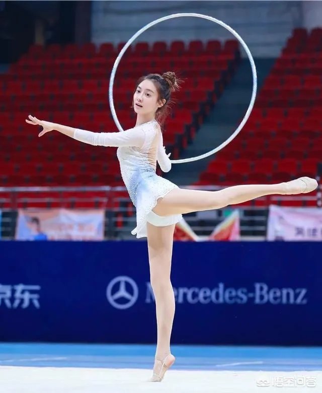 美娜参加艺术体操比赛，为什么场边的观众高喊“湖人总冠军”？