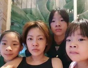 小S女儿许曦文短发照片网友大呼小S神似，你觉得小S哪个女儿最像她？