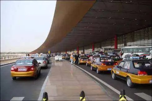 机场人工客服电话是多少？