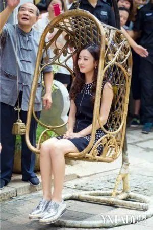 何炅喜欢赵丽颖吗赵丽颖逼婚何炅接吻闹哪样