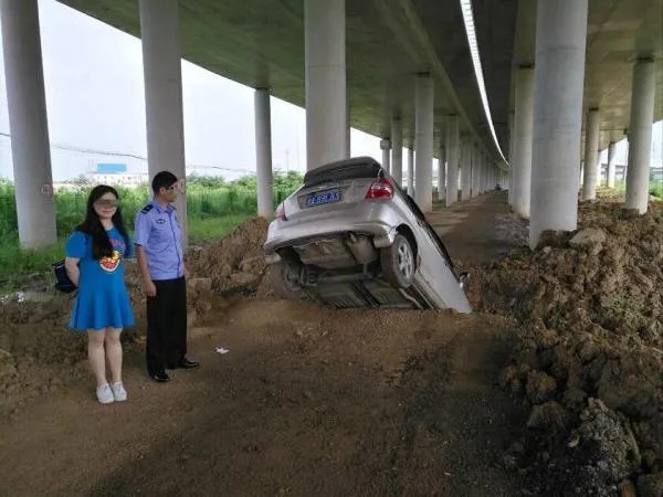 女司机跟着导航开车把自己开进水沟里是怎么回事？