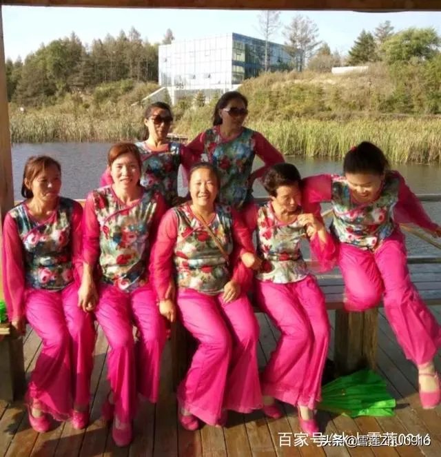 为什么都是大妈跳广场舞？大爷们在干嘛呢？大妈打扮的花枝招展，男人们呢？