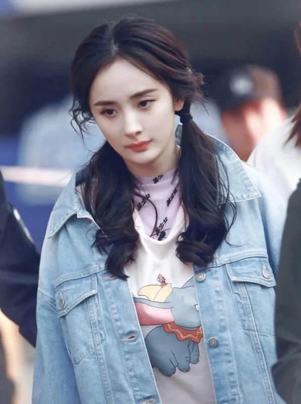 杨幂的“渣女”站姿，腰和臀凸成90度，真的学不来吗？