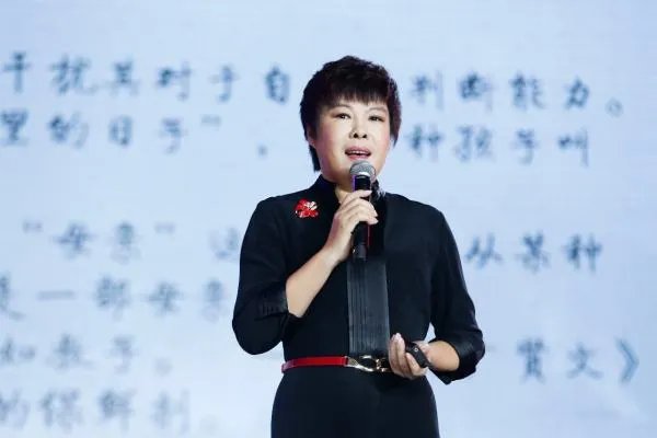 当年被北大学生轰下台的于丹：在跌落神坛的日子里，丈夫怎样做了？