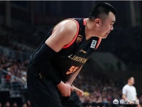 韩德君手指骨折需康复6周，最早会在半决赛复出，辽宁男篮有机会撑到半决赛吗？
