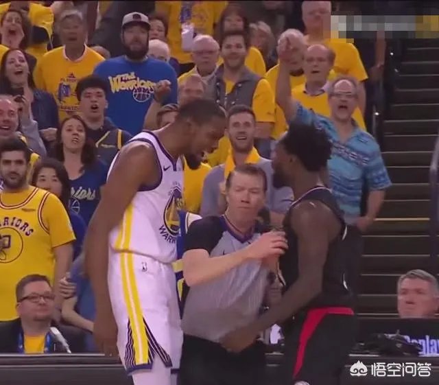 火爆！杜兰特怒推贝弗利，双双被驱逐，当时发生了什么？