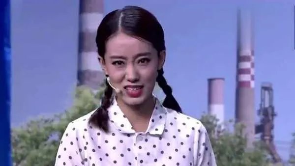 在春晚上跷二郎腿出名的冯巩“女儿”张小斐，为什么她最感谢的人是贾玲？