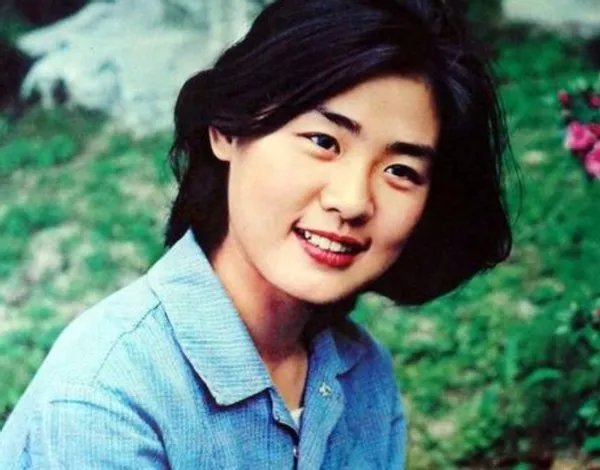 《牧马人》女主角丛珊，走红后遭人妒忌无奈出国，如今咋样了？