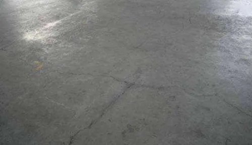 刚打的水泥地面要浇几天水