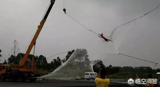 《红海行动》中的无人机返航后如何降落？