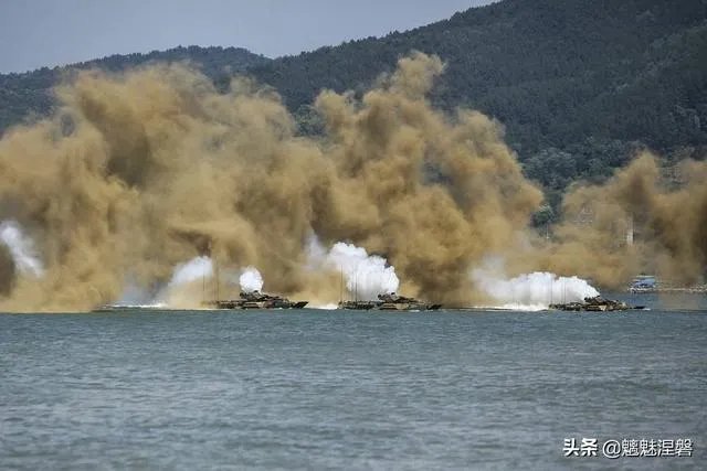 05式两栖步兵战车本身可以海上浮渡，为何还要用726气垫登陆艇运输？
