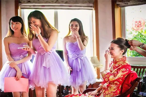 一般参加婚礼穿什么衣服合适 参加婚礼的基本礼仪有哪些