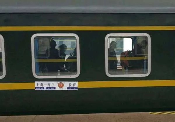 乘客坐火车为看风景集体擦车窗,如何看待乘客的行为?