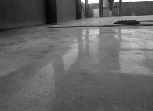 刚打的水泥地面要浇几天水