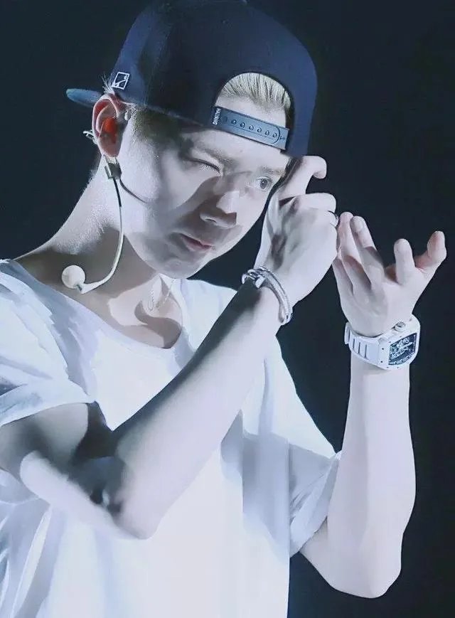 鹿晗的演技配的上天价片酬吗?