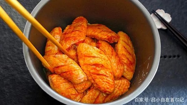 黄金香烤鸡翅外酥里嫩孩子特别喜欢吃，在家里怎么做呢？