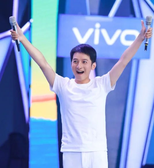 李维嘉老婆是龙丹妮吗，与神秘女子牵手逛街被网友发现，真的吗？