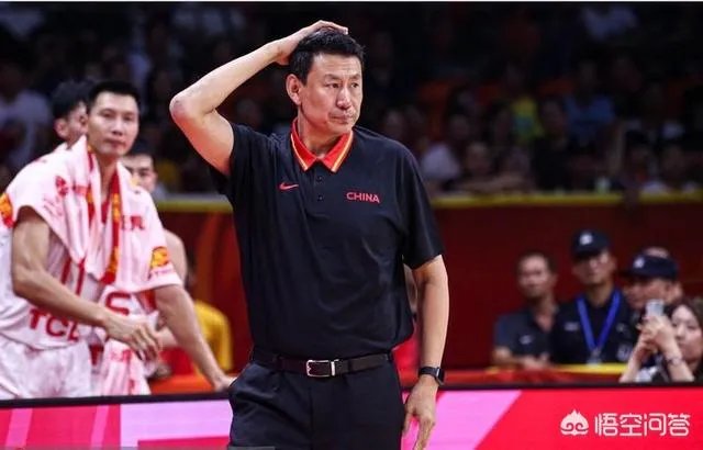 李楠结束采访时回应中国男篮两大问题，并认为发球失误不怪周琦，你们怎么看？