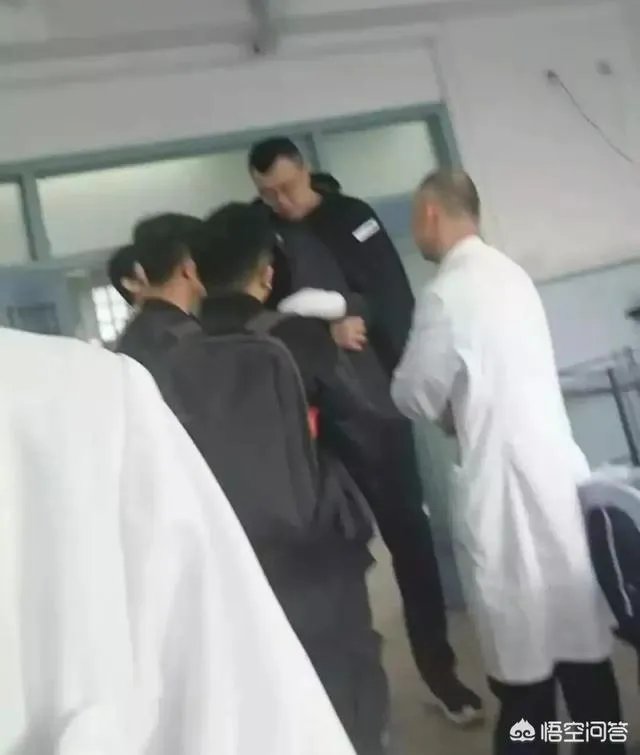 韩德君手指骨折需康复6周，最早会在半决赛复出，辽宁男篮有机会撑到半决赛吗？