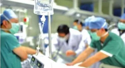 工人被四根钢筋贯穿受伤后情况如何？