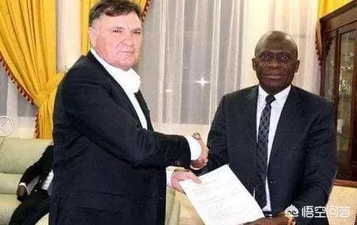 前国足主帅卡马乔在加蓬又下课了，据说是奥巴梅扬的意思，对此你怎么看？