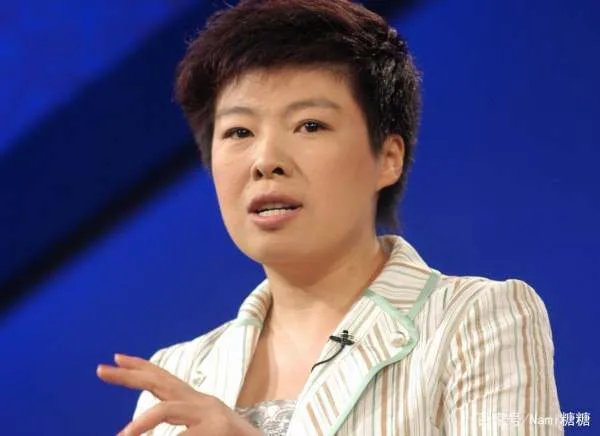 当年被北大学生轰下台的于丹：在跌落神坛的日子里，丈夫怎样做了？