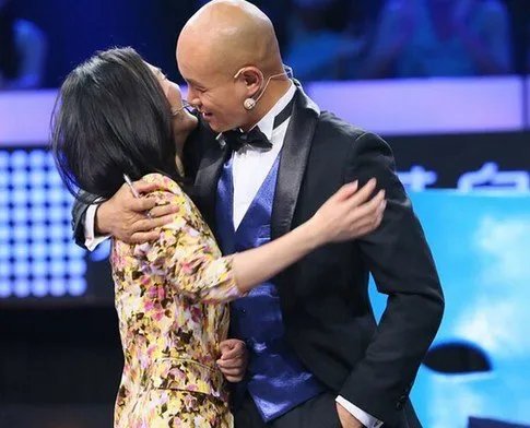 乐嘉被封杀的真实原因，是因为得罪金星，强吻谢娜吗？