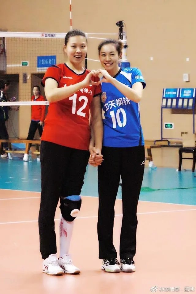 这是哪一年的照片？惠若琪前面戴眼镜的人是谁？