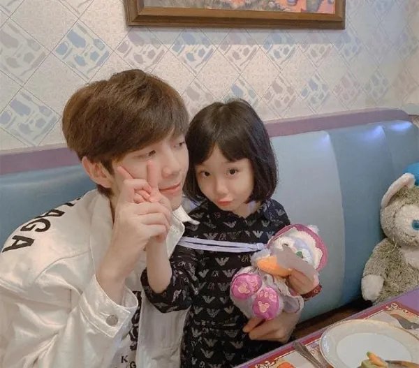 洪欣儿子继承妈妈颜值，是不是不负众望式的长大？