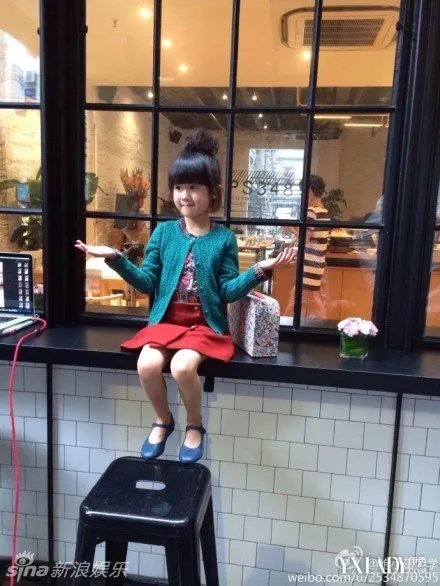 陆毅鲍蕾女儿贝儿梳丸子头变小清新美女[组图]