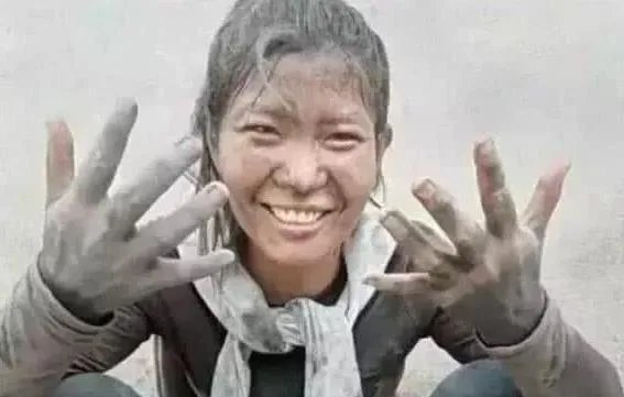 还记得卖惨走红的“水泥西施”吗？真实身份曝光后，过得如何？