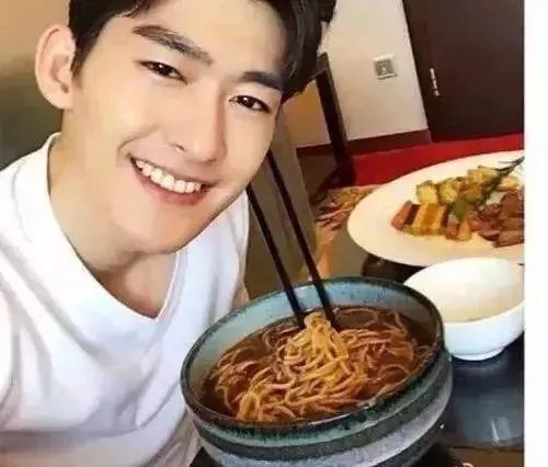 张翰为何总脱离不开郑爽？这碗牛肉面的“梗”又何时能过去？