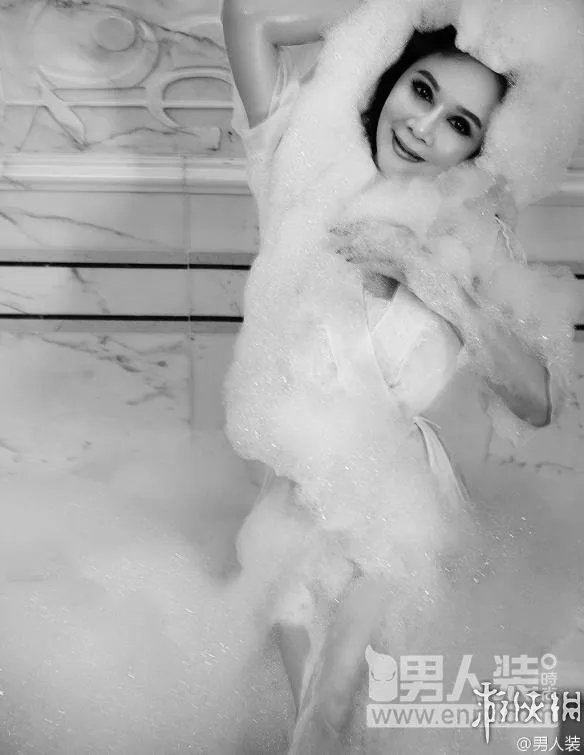 活久见！55岁蔡明《男人装》大秀美背 马大姐如此有料