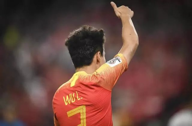 国足招入多名归化前锋，武磊还能竞争首发位置吗？